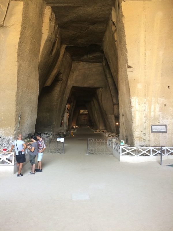 cimitero delle fontanelle napels