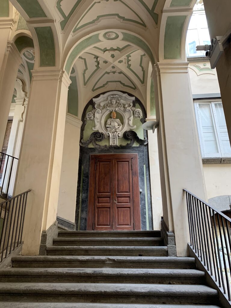 napels zien sterven palazzo spagnolo