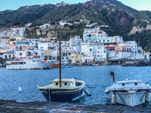 ischia sant'angelo eiland napels haven strand