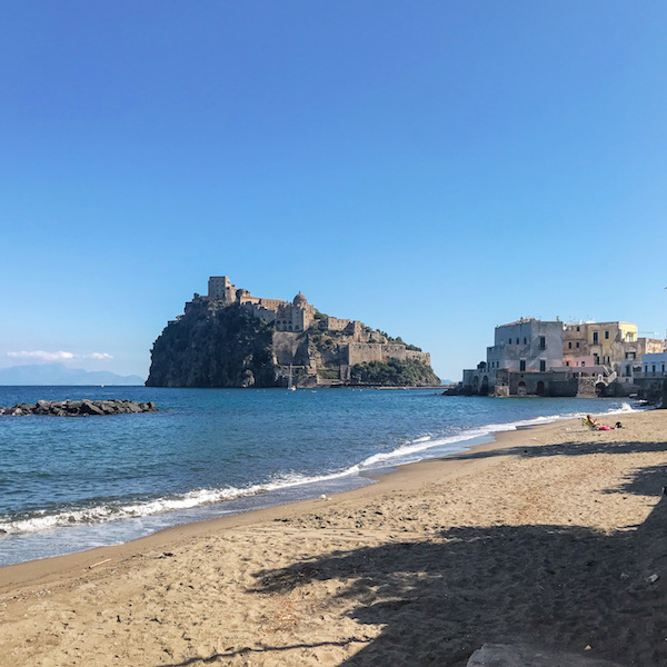 ischia ponte eiland napels strand