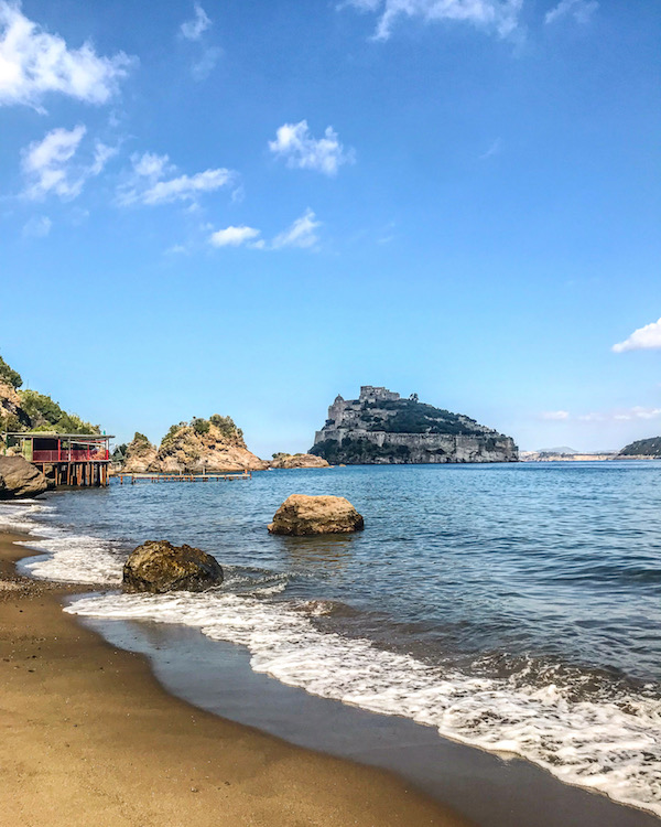 strand cartaromana ischia eiland napels