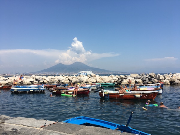 zwemmen napels strand vesuvius