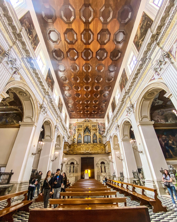 binnen sant'anna dei lombardi napels kerk
