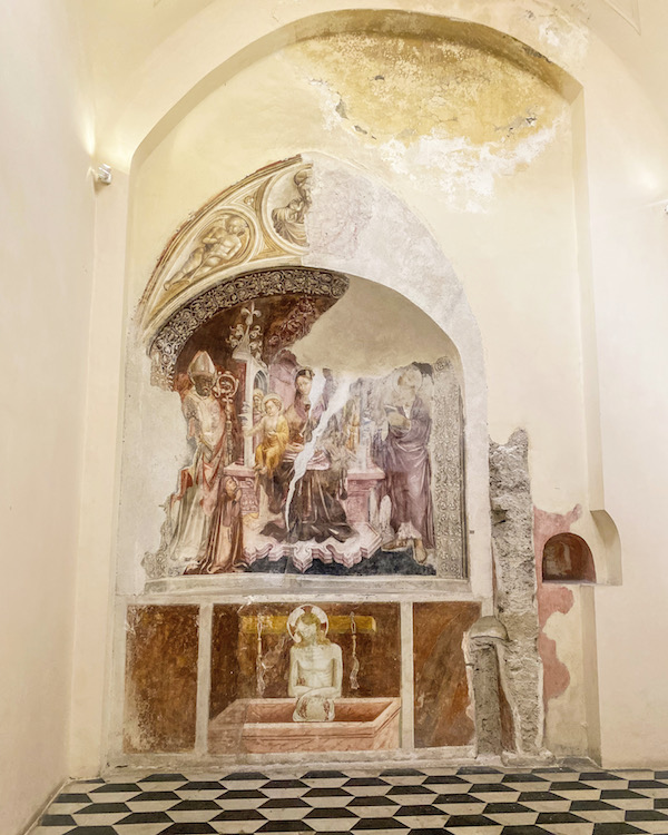 schildering sant'anna dei lombardi napels kerk